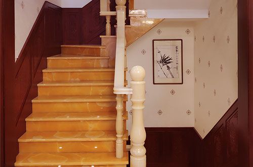 秦州中式别墅室内汉白玉石楼梯的定制安装装饰效果
